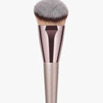 Wood handle makeup brush